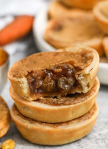 Mentega Tart dalam tumpukan dan satu gigitan diambil dari satu