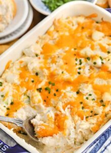 mengambil sesendok Cheesy Hot Crab Dip dari piring