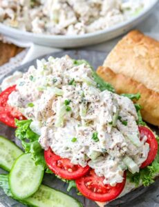 Sandwich Salad Ayam Klasik dalam gulungan panjang