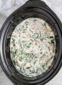 bahan-bahan untuk membuat Crockpot Green Bean Casserole dicampurkan ke dalam panci