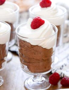 Mousse Coklat dengan krim kocok