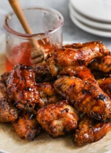 melapisi Honey Hot Wings dengan secangkir madu panas
