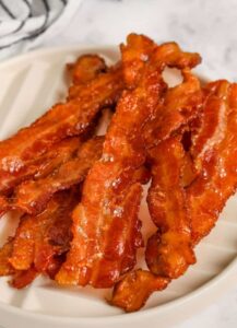 bacon matang di piring untuk menunjukkan Cara Memasak Bacon Dalam Oven