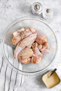 menambahkan bumbu pada ayam untuk membuat Mango Habanero Wings