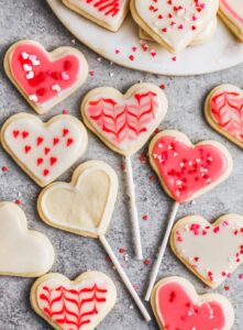 Kue Hari Valentine berbentuk hati dengan stik lolipop di bagian bawah