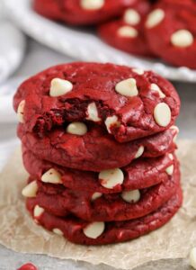 tumpukan Kue Campuran Kue Red Velvet dengan satu gigitan diambil