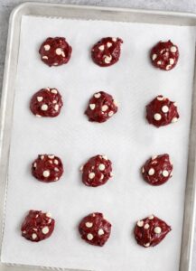 Campuran Kue Red Velvet Campuran kue kering di atas loyang