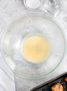 saus dalam mangkuk untuk membuat Sayap Garam dan Cuka