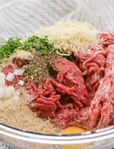 Bahan bakso buatan sendiri dalam mangkuk kaca bening