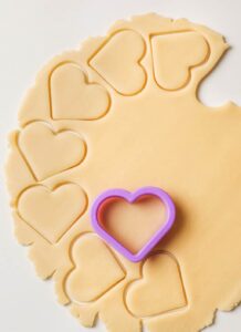 menggunakan pemotong kue untuk membuat Kue Hari Kasih Sayang