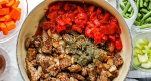 Daging sapi kecoklatan dan tomat dalam panci