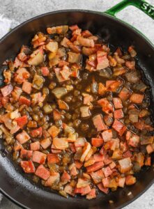 bawang bombay dan bacon yang dimasak untuk membuat Saus Vodka