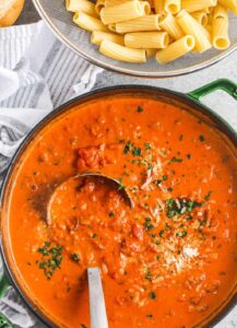 Saus Vodka yang dimasak dengan semangkuk pasta di sampingnya