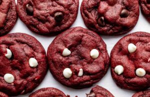 Cookies Cokelat Chip Red Velvet: Manisnya Kombinasi Merah dan Cokelat!