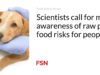 Para ilmuwan menyerukan lebih banyak kesadaran akan risiko makanan hewan mentah bagi manusia