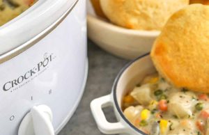Pie Pot Ayam Crock Pot dengan Biskuit