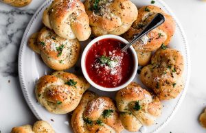 20 Makanan Pembuka dan Cemilan Meriah untuk Mengesankan Tamu Pesta Natal Anda