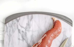 Cara Menghilangkan Kulit Perak dari Tenderloin Babi