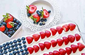 Kue bendera dengan topping cheesecake