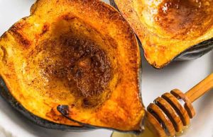 Squash Acorn yang mudah dipanggang (karamel sempurna!)