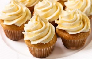 Cupcake Mini Sampanye dengan Krim Mentega Sampanye