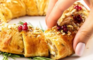 Karangan Bunga Natal Puff Pastry dengan Fig Jam & Brie