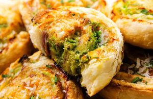 Pembuka Kincir Puff Pastry dengan Keju Krim Pesto & Prosciutto
